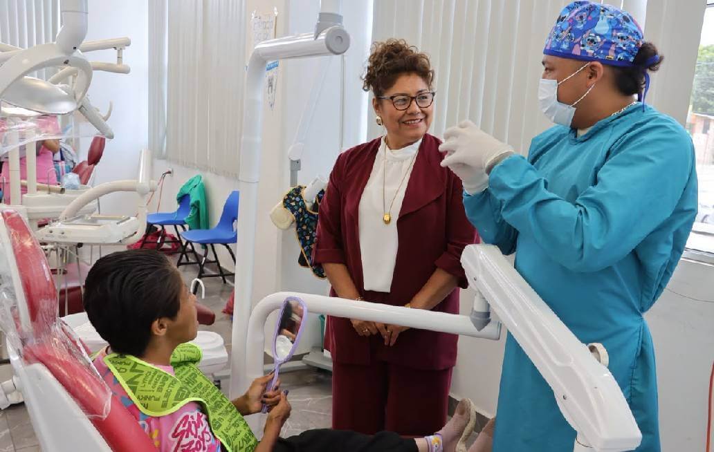 SMDIF Cuautlancingo entrega prótesis dental gratuita a adulta mayor