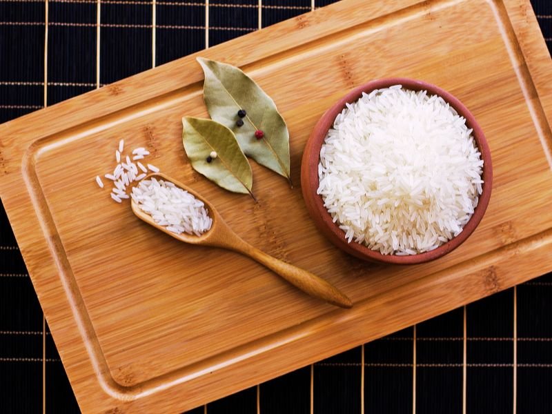 ritual de arroz y hojas de laurel