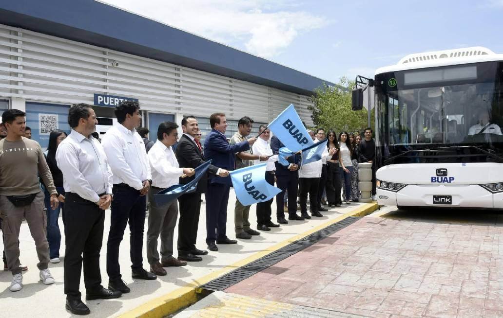Dan banderazo de salida a nuevas unidades del Sistema de Transporte Universitario BUAP Dan banderazo de salida a nuevas unidades del Sistema