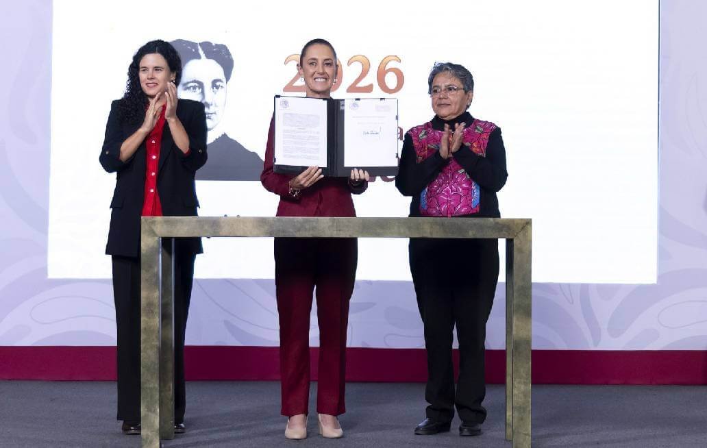 Firma Sheinbaum decreto para fortalecer la transparencia