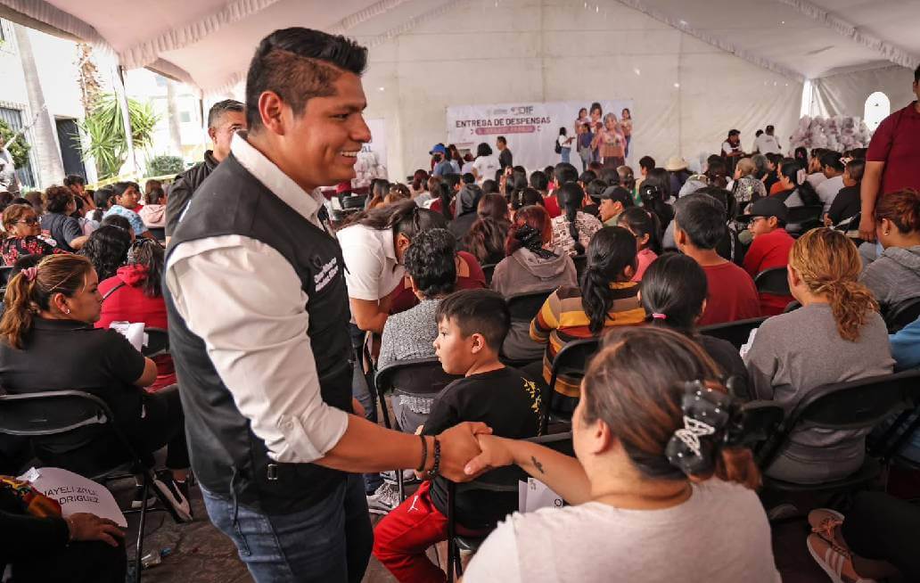 Omar Muñoz respalda a mil 500 familias con apoyos alimentarios