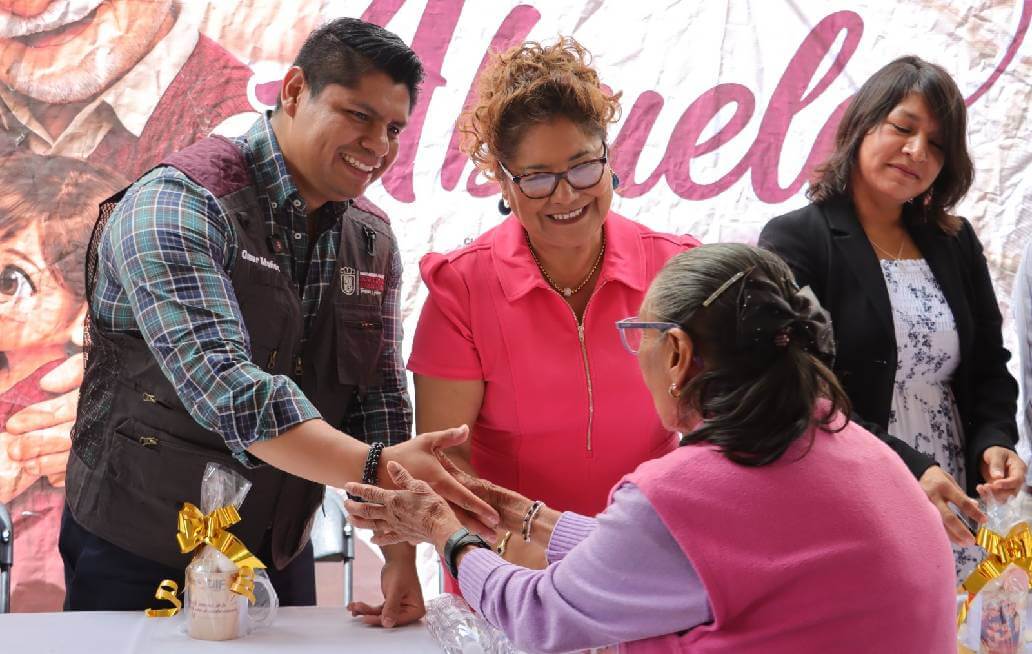 Omar Muñoz y Tere Alfaro celebran a los abuelitos de San Lorenzo Almecatla Omar Muñoz y Tere Alfaro celebran a los abuelitos de Almecatla