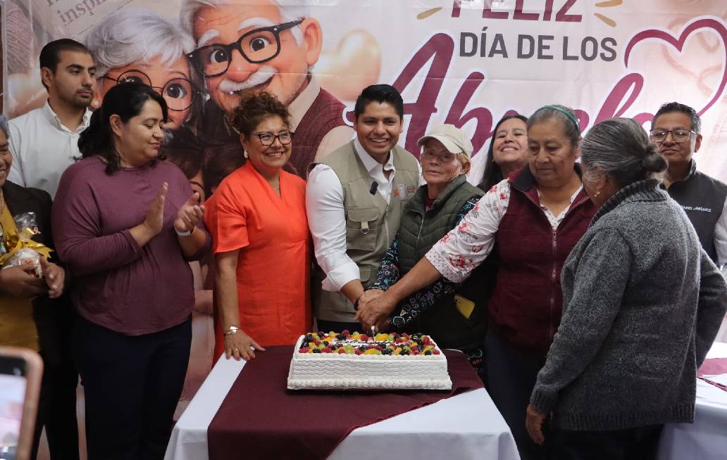 Omar Muñoz y Tere Alfaro celebran a los abuelitos de Chautenco Omar Muñoz y Tere Alfaro celebran a los abuelitos de Chautenco