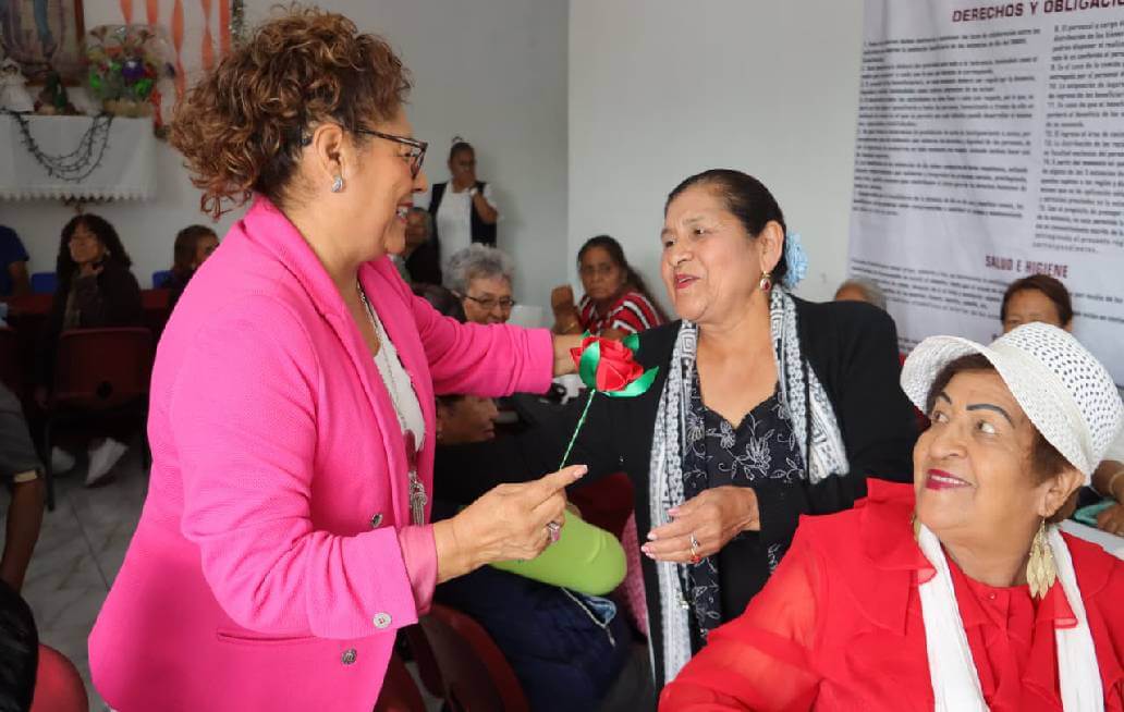 Tere Alfaro celebra a los abuelitos de Sanctorum Tere Alfaro celebra a los abuelitos de Sanctorum