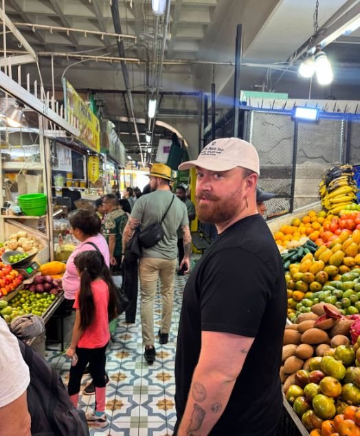Sam Smith sorprende comiendo en mercado de Jalisco