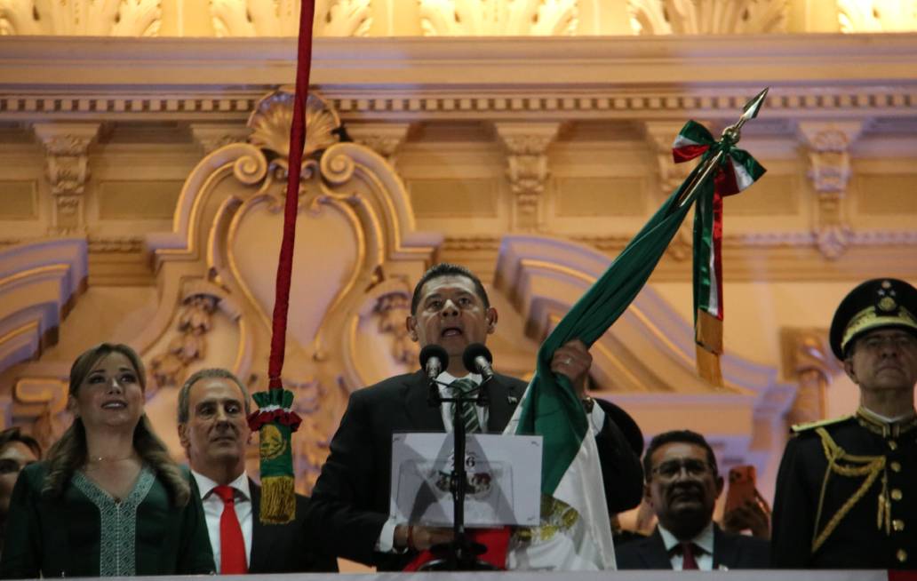 Gobernador de Puebla honra heroínas y madres buscadoras en el Grito de Independencia Gobernador de Puebla honra heroínas y madres buscadoras en el Grito de Independencia