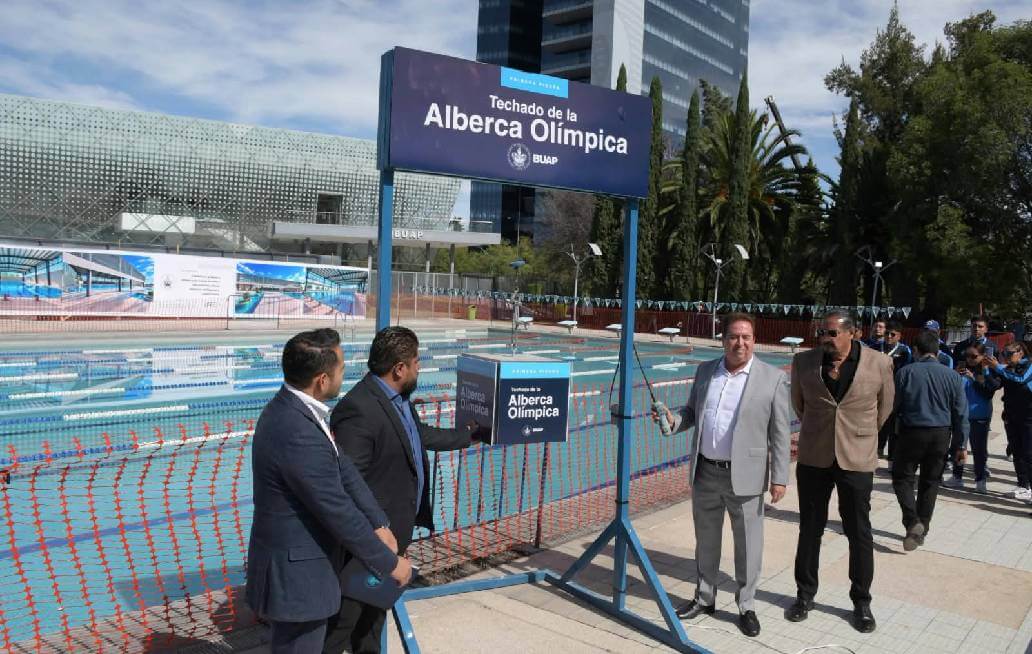 Colocan primera piedra del techado de la alberca olímpica