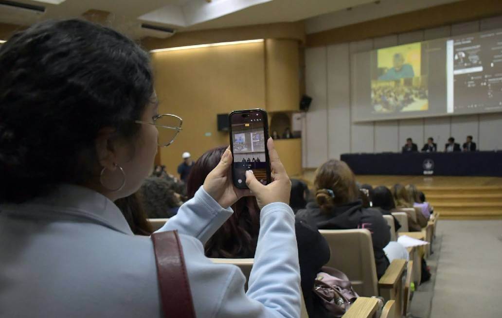 Dicta conferencia magistral el politólogo Robert Keohane