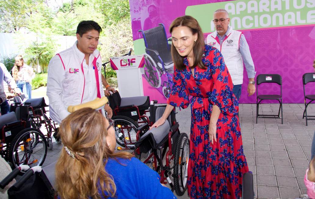  Entrega MariElise Budib aparatos funcionales a personas