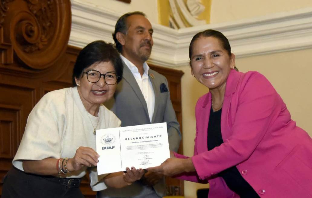 Entrega Rectora Lilia Cedillo reconocimientos a la primera generación de egresados de la FACUFI Entrega Rectora Lilia Cedillo reconocimientos a la primera generación