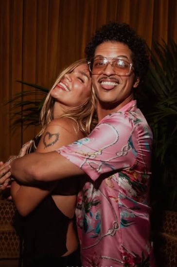 Karol G y Bruno Mars encienden rumores de romance con 'Still'