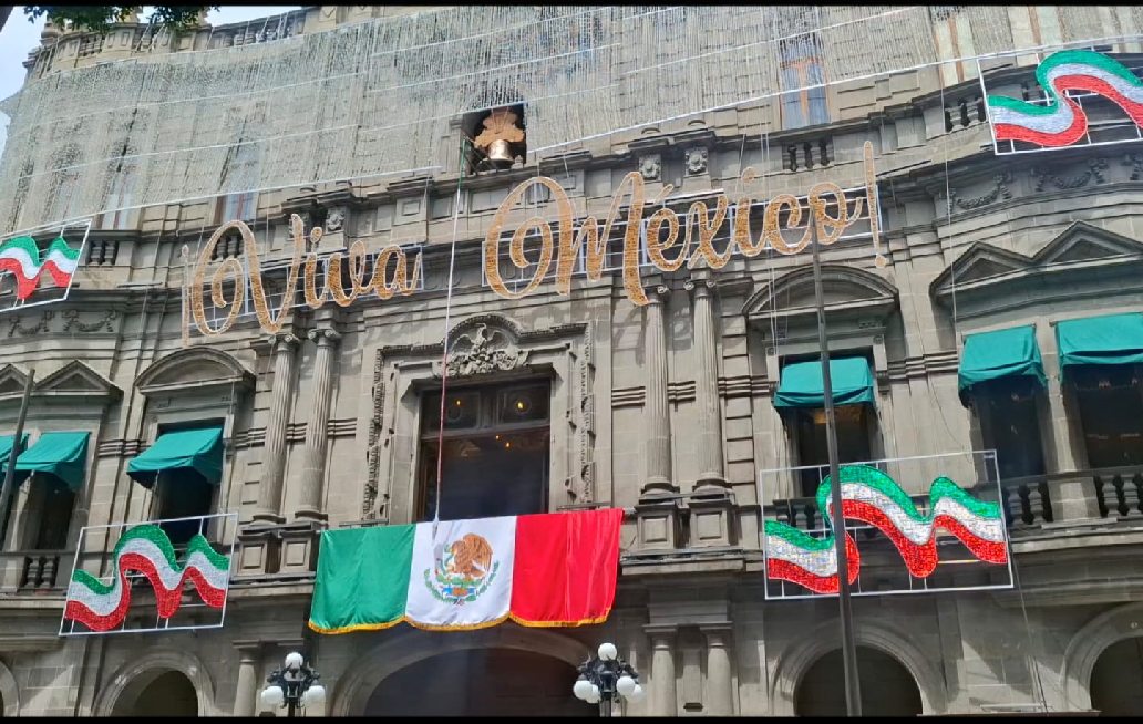 Preparativos para el Grito de Independencia en el Zócalo de Puebla Preparativos para el Grito de Independencia en el Zócalo de Puebla