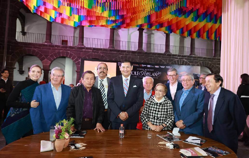Conversación en la comida del Homenaje al Mole Poblano