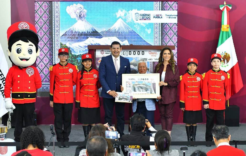  El gobernador Alejandro Armenta y la titular de la Lotería
