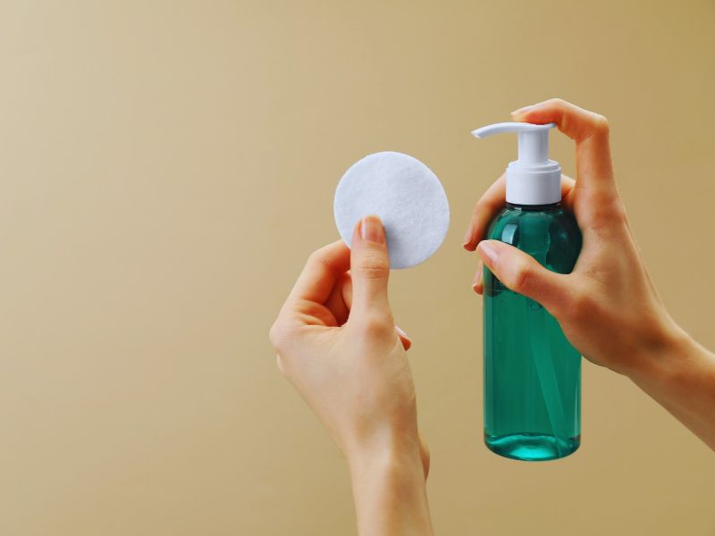 La causa de dormir con maquillaje tapa los poros y favorece los granitos