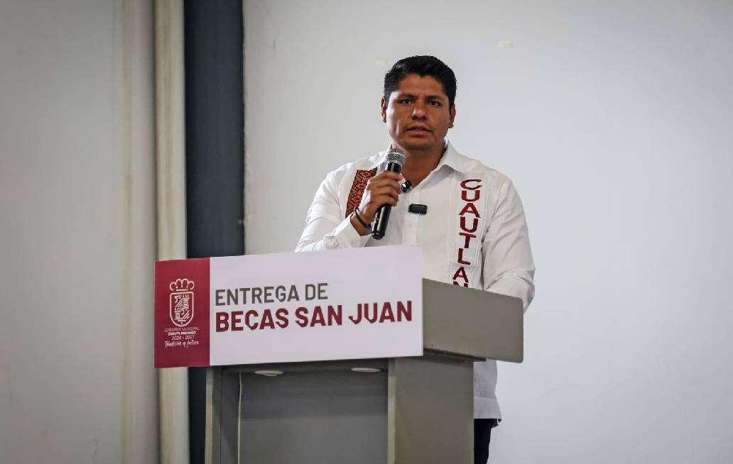 Reconoce el presidente municipal de Cuautlancingo la excelencia con Becas San Juan Reconoce el presidente municipal de Cuautlancingo la excelencia