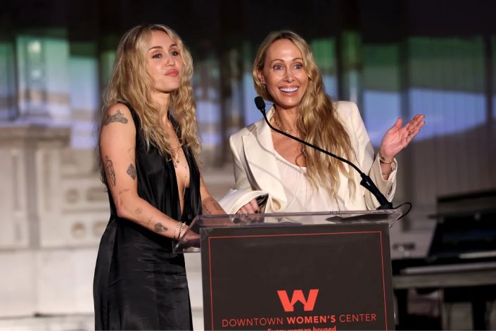 Miley Cyrus dona un millón de dólares para 97 viviendas