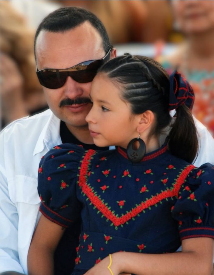 pepe aguilar felicita a ángela por cumple 23