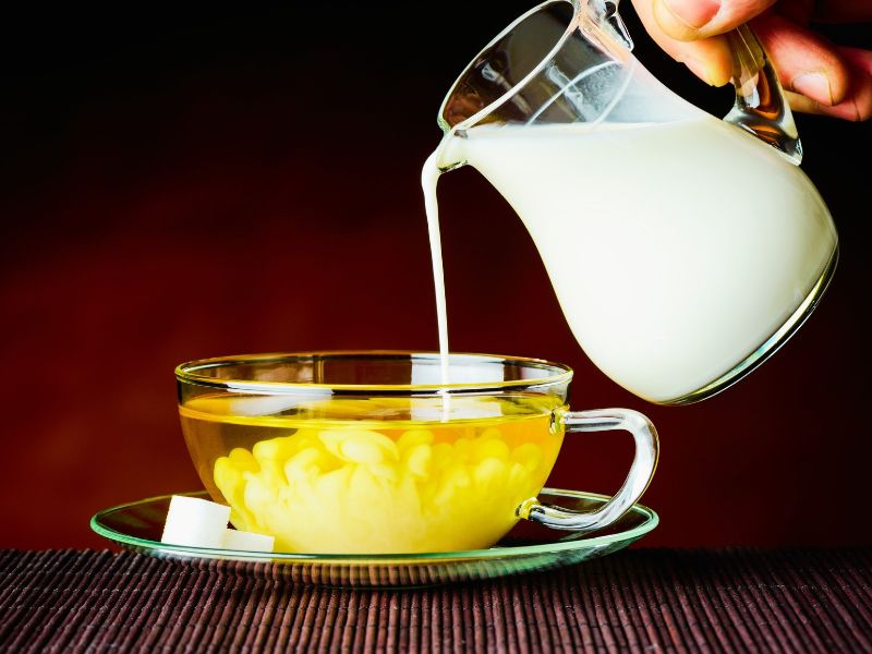 te de manzanilla con un toque de leche